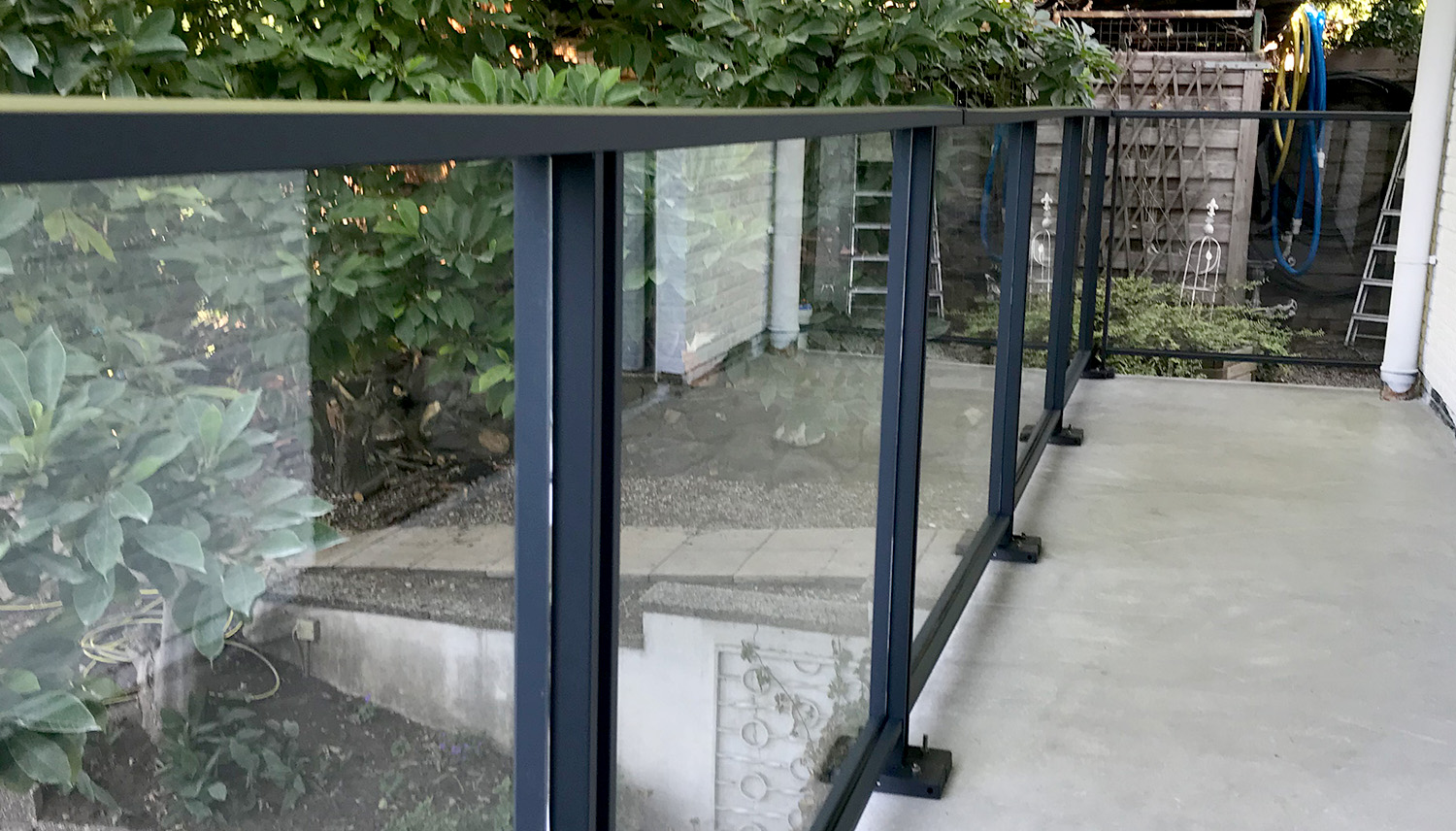 Balkongeländer Easy Alu mit Glasfüllung