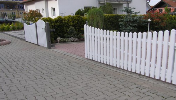 Zaunanlage mit Gartentür 1-flügelig und Lattenzaun Alu, weiß - Modell "Modern" Oberbogen