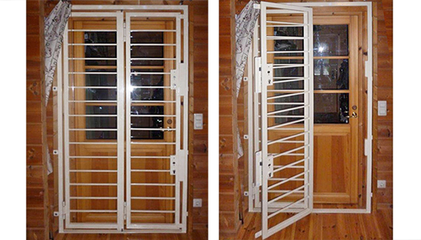 Gittertür weiß pulverbeschichtet, faltbar, zwei Türschlösser ohne Griffe - Modell Querstab (Sonderanfertigung)