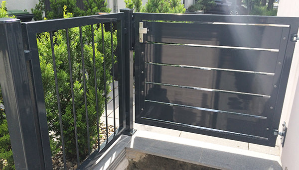 Gartentür 1-flügelig Alu und Gartenzaun, anthrazit - Modell Sichtschutz mit Rahmen verzinkt