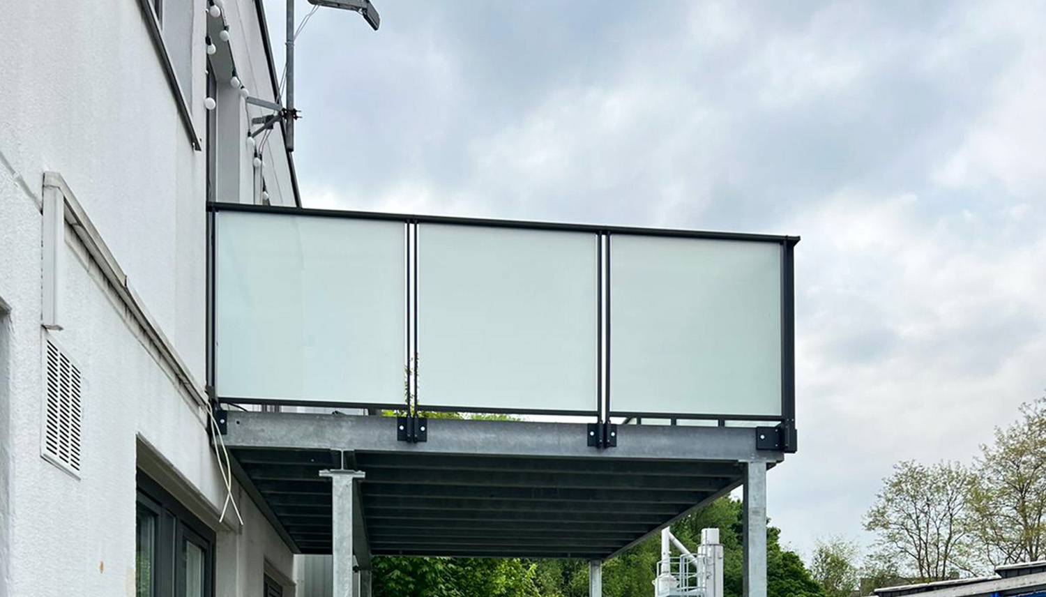 Balkongeländer Easy Alu mit Glasfüllung