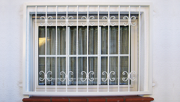 Fenstergitter weiß pulverbeschichtet, Montage auf der Außenwand - Modell Barock