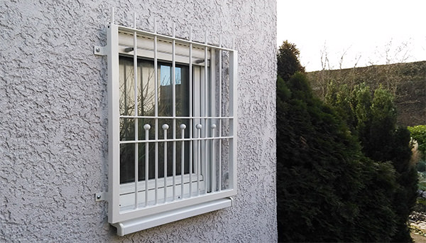 Fenstergitter weiß pulverbeschichtet, Montage auf der Außenwand - Modell Berlin